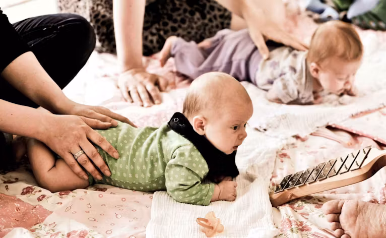 Alle er velkomne. Babysalmesang kræver ikke et stort kendskab til kirken, og du behøver ikke være et musikalsk geni for at deltage. Alle kan være med!