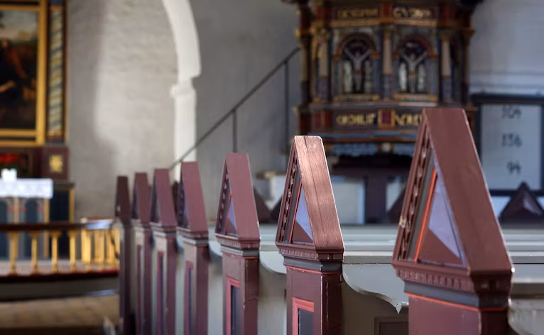 Ansager Kirke med stolestaderne, der blev stærkt fornyede i 1925, hvor også al kirkens inventar blev malet af kunstmaler J. Lauritsen Thomsen. Ved restaureringen af kirken i 1976-1979 blev stolestaderne malet igen. 