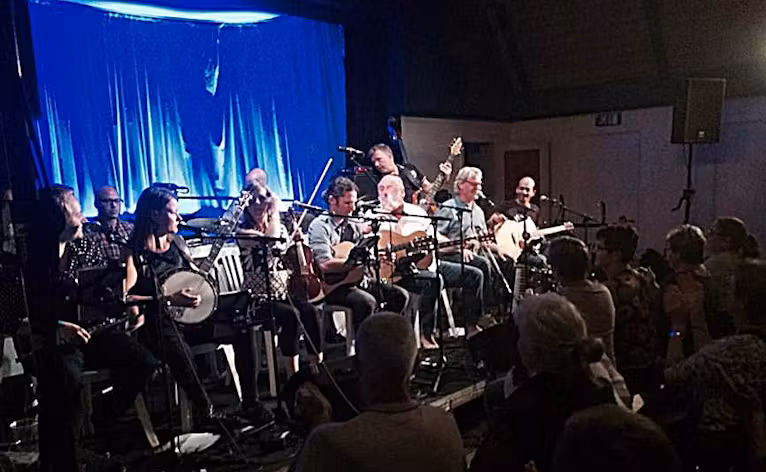 Hotellet og Musikgalleriet har også tidligere samarbejdet om mad og musik. Her spiller Neighbours på hotellet i 2014 ved Mariefestival