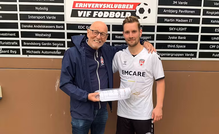 Torben Storgaard overrækker gavekort til Simon Jelstrup for sine 150 kampe for Varde IF