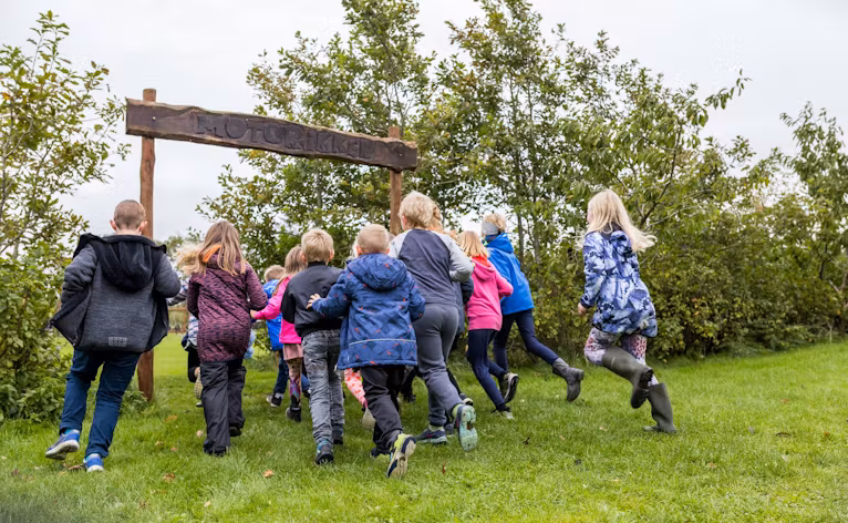 Skoler, lokalsamfund og politikere har indgået et forpligtende samarbejde i Jammerbugt Kommune med projektet Liv i by og skole.