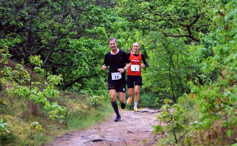 Vindere af 25 km. Mette Slot Bøgelund og Michael Mørk kort før målstregen