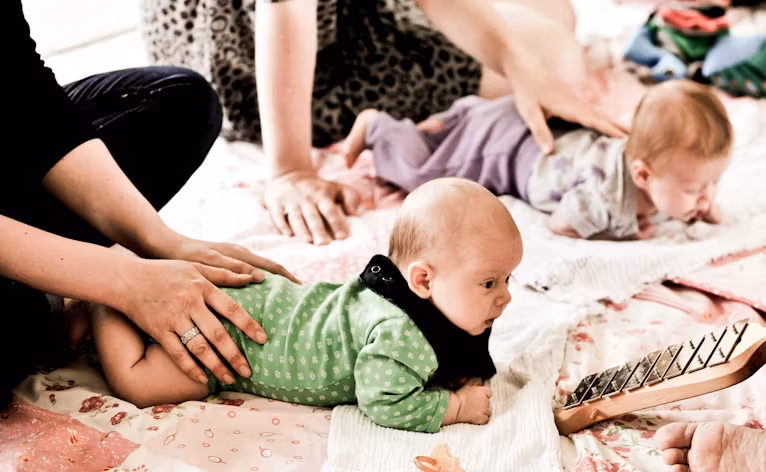 I tillæg til samvær med andre forældre får du inspiration til sang, bevægelse og musikalse lege, som du kan lege med dit barn derhjemme. Der er babysalmesang i Skovlund og Ansager kirker, første gang den 17. juni 2019