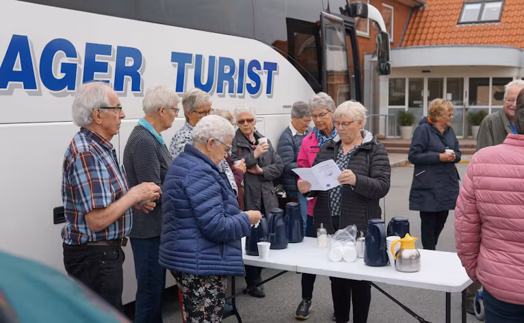 Deltagerne samlede indtryk fra de to sansehaver i henholdsvis Filskov og Hjerting. Ole Andreasen, som fortæller om turen, står længst til venstre på fotoet. Fotoet er taget lige før turen gik hjem igen