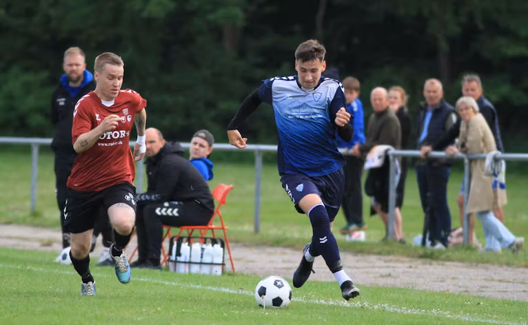 Blåbjergs Frederik Lauridsen med bolden i dagen kamp mod HTS