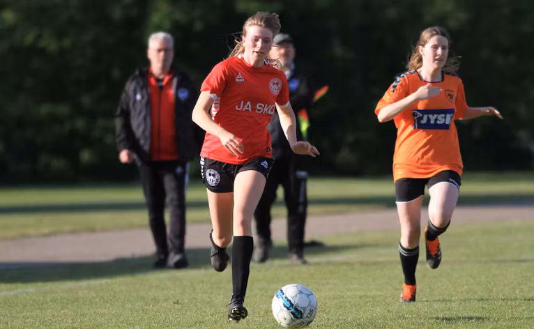 Nr. Nebels Selma Winkler jagter bolden, Selma er tidligere divisions spiller for Varde IF