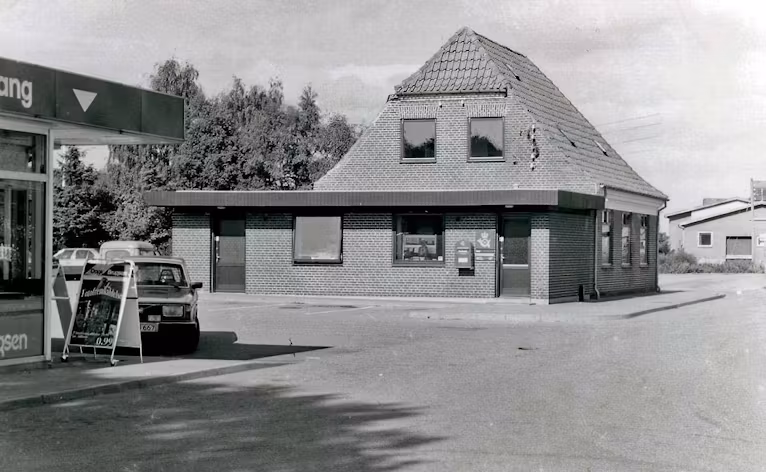 Den Gamle Station og posthus i Ansager har siden 2013 været hjemsted for Ansager Lokalhistoriske Arkiv. Fotoet er fra 1996 mens der stadig var posthus i bygningen. 2002 flyttede posthuset til 