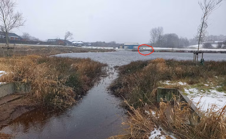 I Ansager Søpark er broen over søerne sejlet væk. Højvandet løftede broen ud af dens leje og den står nu på den anden side af søen hvor den ikke gør meget gavn. (i den røde cirkel)