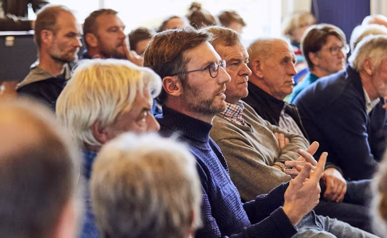En landsbyklynge er basseret på relationer og samarbejde. Billedet er fra et borgermøde 
