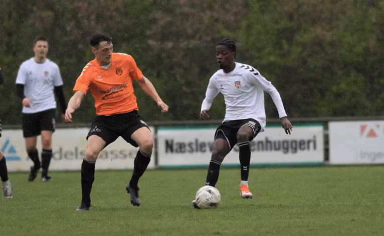 Vardes Noah Munk i aktion i dagen kamp mod Helle FC