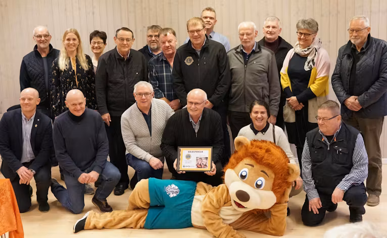 Fælles billede af Lions Club Varde på besøg på Kvie Sø Efterskole og skolens bestyrelse