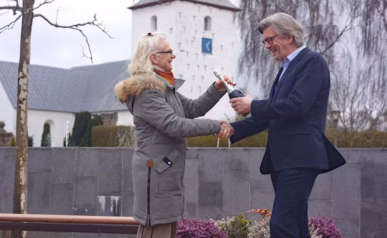 Karin Nielsen, formand for Skovlund-Ansager Udviklingsråd overbringer her det glade budskab at Ansager er årets landsby i Varde Kommune til Magnus Dahlmann, formand for Ansager Byudvikling