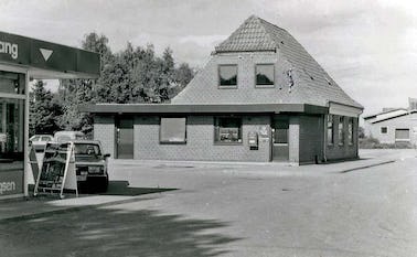 Den Gamle Station og posthus i Ansager har siden 2013 været hjemsted for Ansager Lokalhistoriske Arkiv. Fotoet er fra 1996 mens der stadig var posthus i bygningen. 2002 flyttede posthuset til 