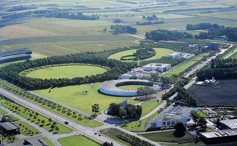 Luftfoto over Angli-området og udsnit af Paul Gadegaards totaludsmykning på fabrikken