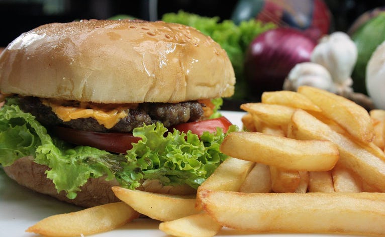 Spis, hvad du kan for 100 kr af Byg Selv Burger & pommes frites. 