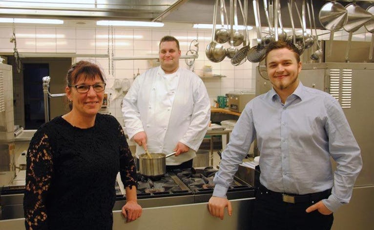 Hotelbestyrer Jane Vossen, køkkenchef David Borchardt og tjener Frederik Bak er den nye trio på Ansager Musik Hotel