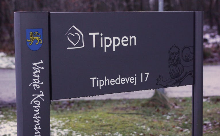 Varde Kommune har solgt Tippens bygninger til en ny efterskole for udviklingshæmmede. Kvie Sø Efterskole bliver navnet.
