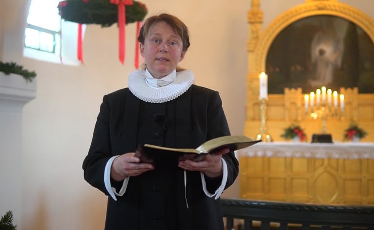 Vikarpræst Thea Køllgaard Olsen ved jueandagten i Skovlund Kirke juleaften