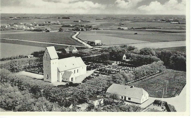 Luftfoto af Billum Kirke. 