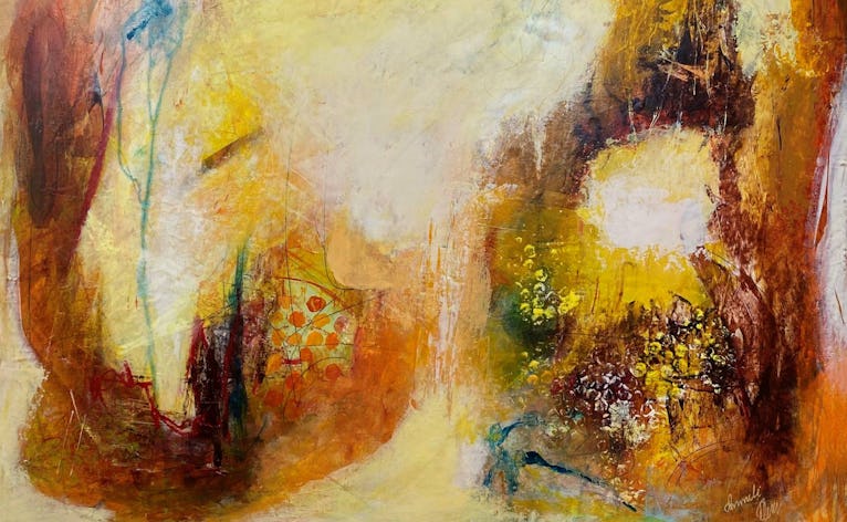 Solstrejf og Drømme - I dette maleri fletter Anneli Fleur varme gule og røde toner sammen med en strøm af bløde linjer, hvilket skaber et landskab af lys og farve, der indbyder til refleksion og dagdrømmeri